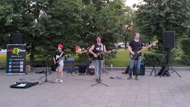 Уличные музыканты группа Кино - когда твоя девушка больна смотреть онлайн