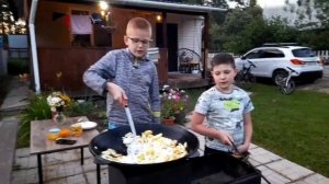 Готовим жареную картошку с тушонкой!