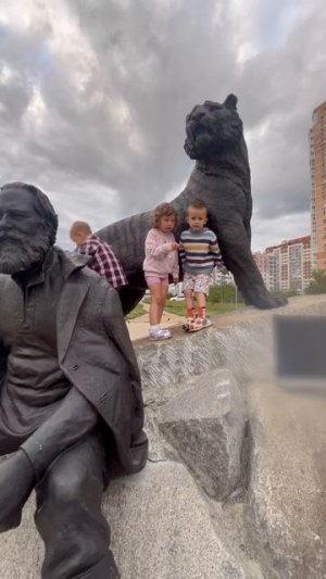 Володя 3,11, Рома и Даша на памятнике Сысоеву