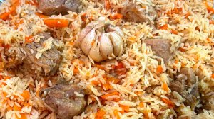 Плов из свинины в кастрюле на плите рассыпчатый