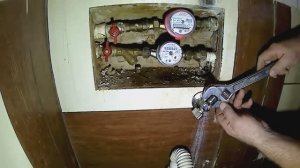 Чтобы поменять смеситель не отключая воду в квартире...