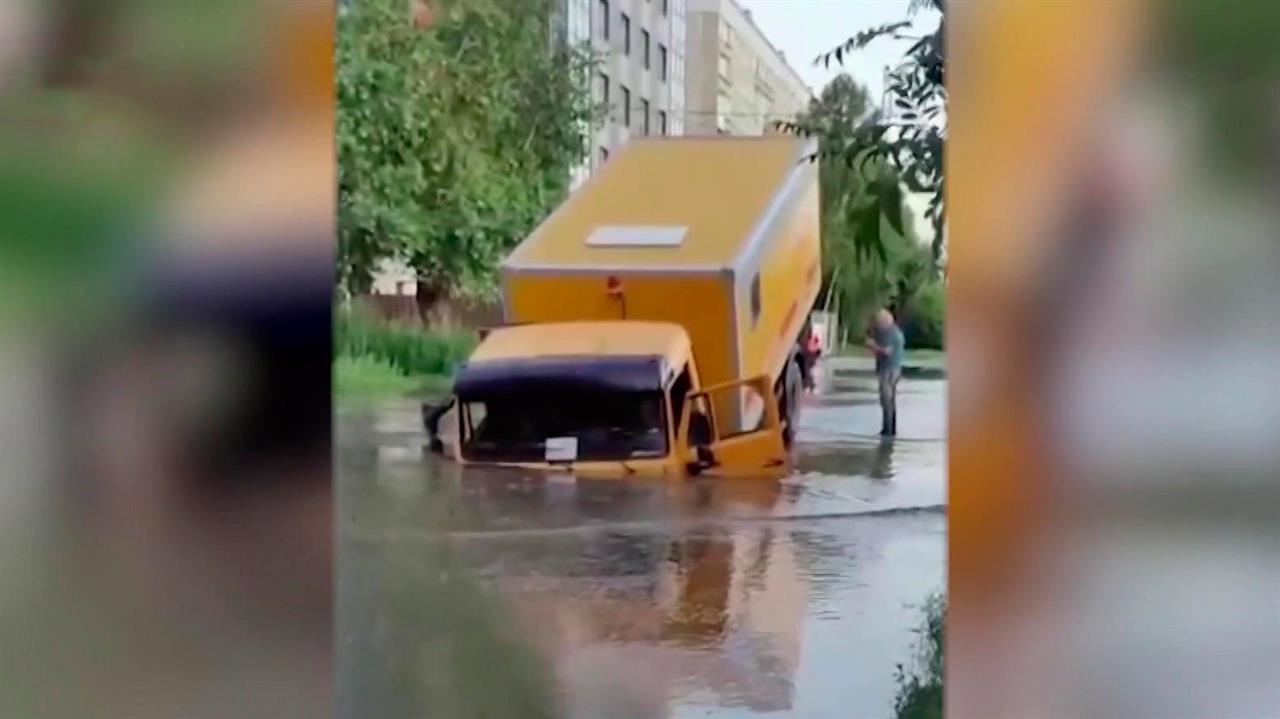Грузовик ремонтной бригады почти утонул в луже в Новосибирске: видео