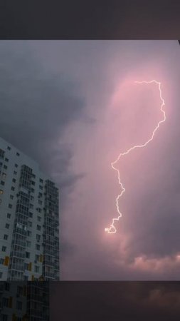 В Воронеже сегодня весь день и до сих пор бьют молнии. 🙄