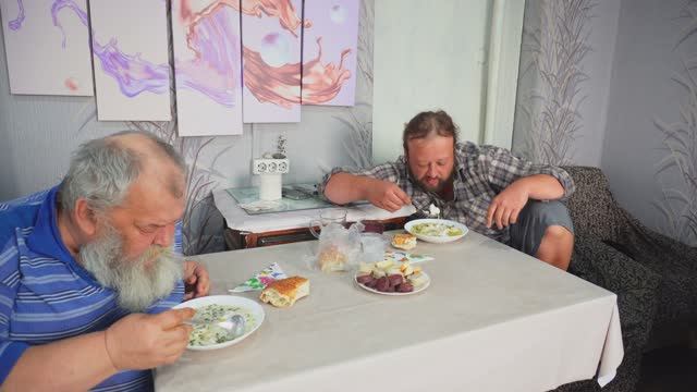 ВСЕЙ СЕМЬЁЙ КУШАЕМ ВЕСЕЛИМСЯ И СТИРАЕМ КОВРЫ НА УЛИЦЕ ПОКА ЛЕТО Жизнь в Сибири