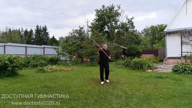 Разминочные упражнения с копьём в деревне (8)