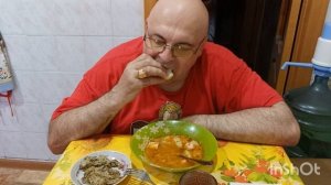 Мукбанг. Молдавский фасолевый суп, ацецили и томатный сок. Круги на полях.