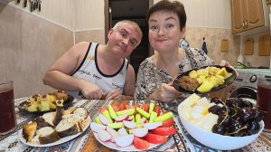 Мукбанг очередные БАЙКИ от Вована! ВованоКИПЕДИЯ в действии) СПОРИМ и вкусный семейный ужин в России