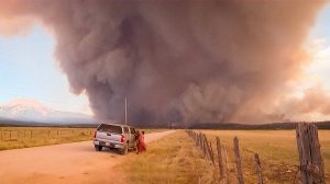 Гигантские огненные торнадо уничтожили десятки домов в США