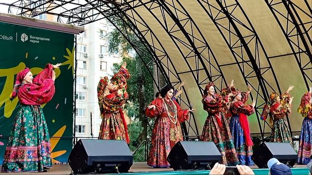 Ногинск Бабкина поёт в парке