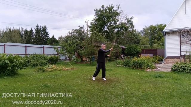 Разминочные упражнения с копьём в деревне (10)