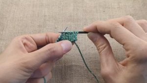 Прибавка одной петли из протяжки с наклоном влево