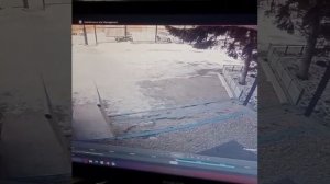 Глава отдела полиции в казахстанском городе Шар Даурен Альжаппаров стреляет в подчиненных...👇
