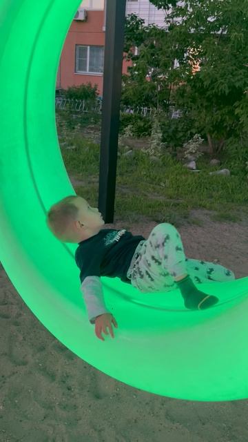 Володя 3,11 на круглой качеле во дворе смотреть онлайн