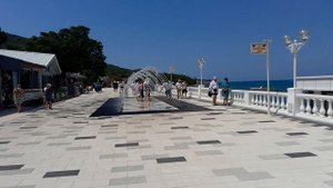 Кабардинка 2025 . Арочный фонтан  возле пляжа Жемчужина моря . 06.07.2025