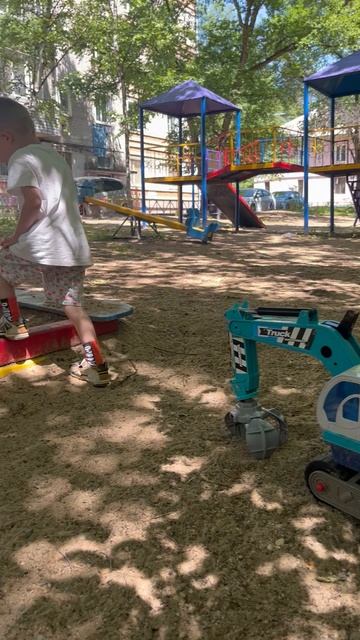 Володя 3,11 на детской площадке с экскаватором смотреть онлайн