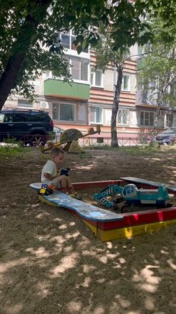 Володя 3,11 на детской площадке с экскаватором
