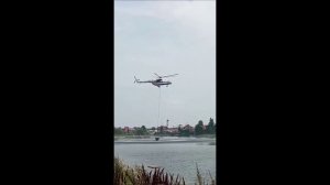 Пожарный вертолет заправляется