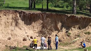 В Забайкалье двое детей погибли после того, как их засыпало во время игры в песчаном карьере !!!