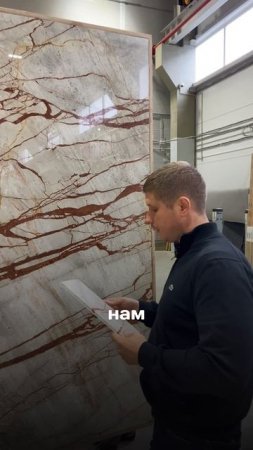Выбираем камень в проект и сверяем с образцом #мрамор #выборкамня #склад #подрядчик #слэб