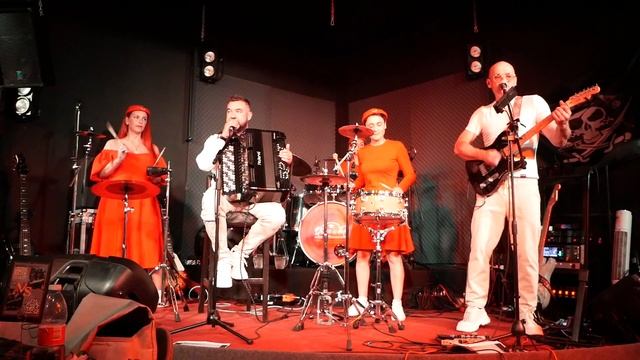 "Стюардесса по имени Жанна" + "Хоп хэй лала лэй"