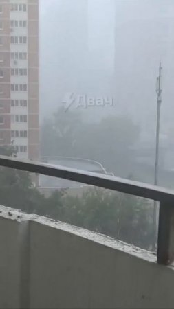 В Москве ветер валит деревья и переворачивает машины, ливень не прекращается, а молнии бьют...👇