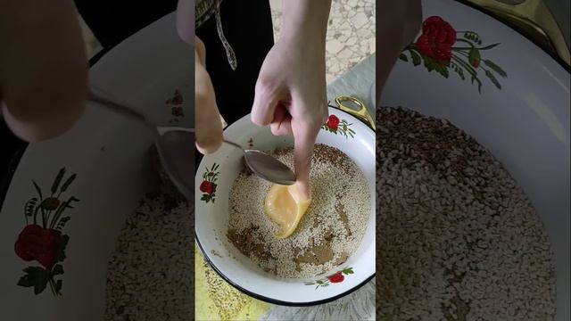 100 г кунжута, 350 г жареных семечек подсолнуха и 3 столовые ложки меда