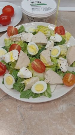 Салат с курицей, рикоттой и пекинской капустой