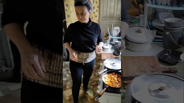 Мама всё пускает в оборот #мамаидочь#тикток#shorts#еда#шакшука