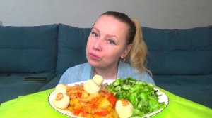 Мукбанг фрикадельки куриные, тушеные овощи, салат зеленый. Еда на камеру.