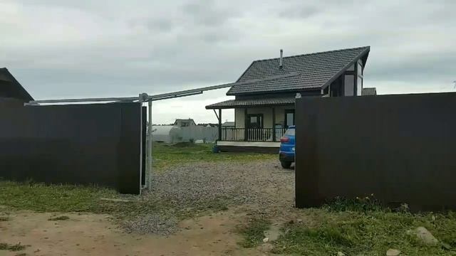 Откатные ворота _Элькадор_ со встроенной калиткой