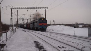 Тепловоз 2ТЭ116У-0004 с приветливой бригадой на разгоне.
