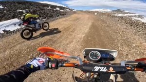 Покатушка в горах по снегу на эндурике