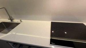 Столешница из искусственного камня с литым фартуком