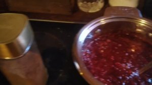 Шоколадное варенье: малина, красная и белая смородина, какао и сахар.