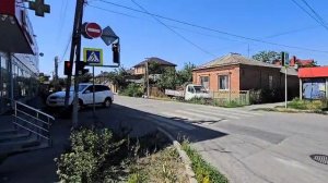 Торговое здание расположено на пересечении улиц Калинина и 50лет Октября в г. Батайск