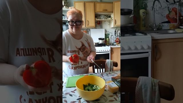 Люблю салаты, мясо, рыбку и бутерброды😁