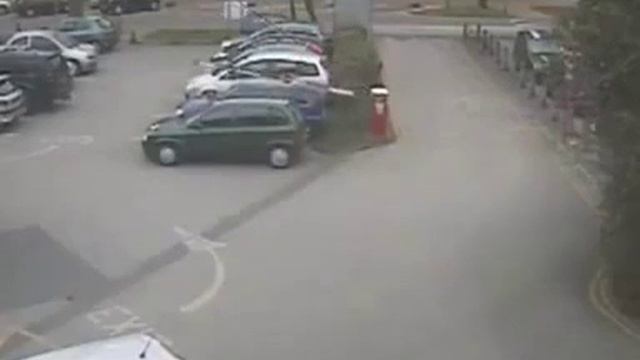 ШЛАГБАУМ В ЯРОСТИ) РЕШИЛ НАКАЗАТЬ ХОЗЯИНА МАШИНЫ
