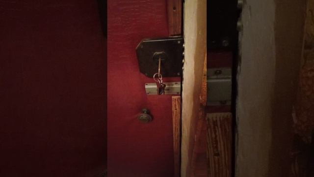 Почему у думающего человека на двери должен быть засов или щеколда по мимо замка