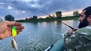 ЭТА БЛЕСНА ПРОСТО КОСИТ РЫБУ!!РЫБАЛКА на СПИННИНГ С ЛОДКИ!!АКТИВНЫЙ КЛЕВ ЩУКИ!!