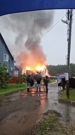 В Москве ветер валит деревья и переворачивает машины, ливень не прекращается, а молнии бьют...👇