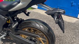 Редкая Yamaha YZF-R7.
Специальный вариант расцветки, посвященный 60-летию участия Yamaha в WGP.