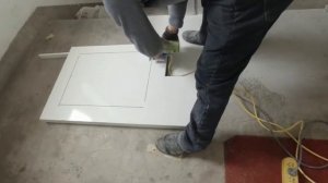 Установка кухни со столешницей из искусственного камня.