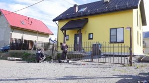Монтаж сварного забора и заполнения из металлического штакетника