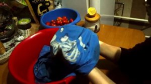 Как отстирать персик с одежды?