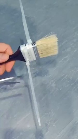 Подставка из стяжек для малярной кисточки