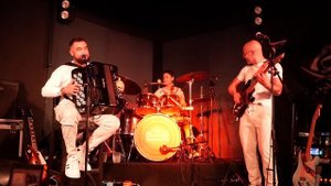 Трава у дома (Земля в иллюминаторе) в исполнении Ольги Захаровой и группы "2 брата"