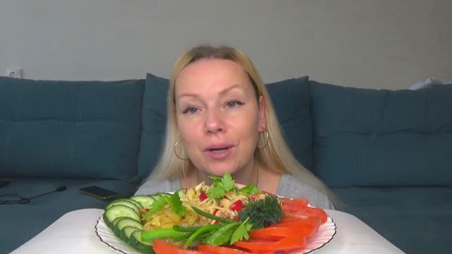 Мукбанг лапша, кабачки, овощи, зелень,Еда на камеру.