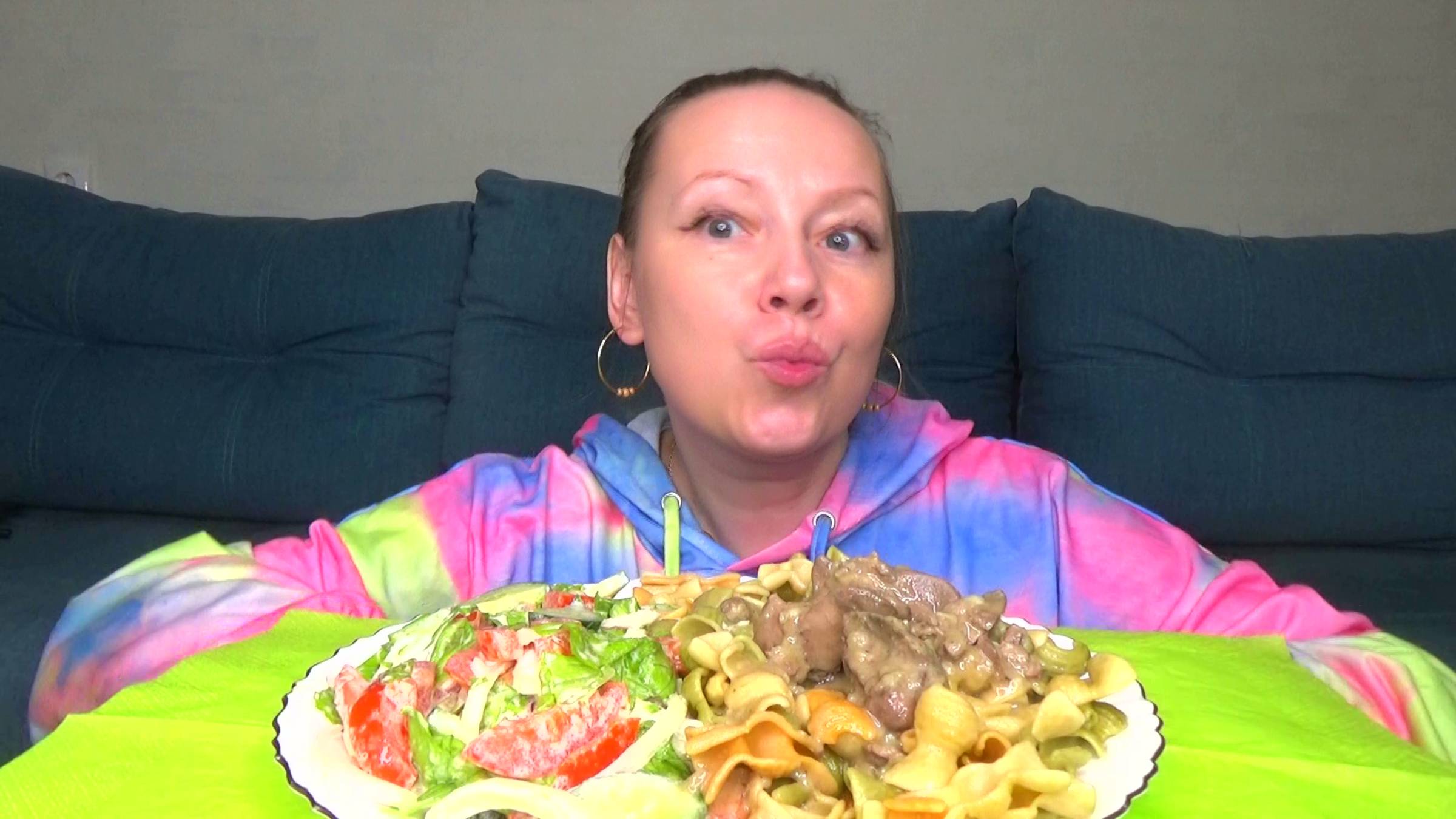 Мукбанг цветные макароны с печенью куриной, салатик. Еда на камеру.