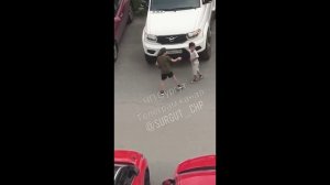 Детки мигрантов чутчут поигрались с мертвым голубем !!!