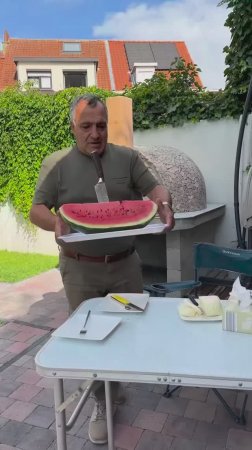 Показываю, как едят арбуз в Армении